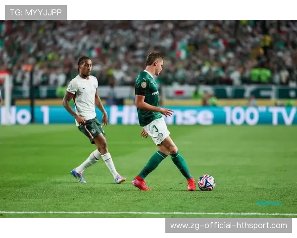 切尔西中前场连续传递，禁区空间被拉开